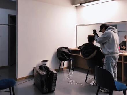 你是说这个小虎早上第一个就拍完了然后就这样陪了哥哥一天吗 #灵超 #木子洋 #ONER #ONER巡演狂欢日记 #洋灵