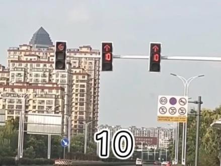 红绿灯读秒功能取消了,真的好吗?#汽车知识 #红绿灯读秒 #红绿灯路口