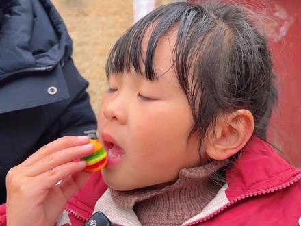 与萌娃简单吃一份迷你棒棒糖跟汉堡糖,果味浓郁,筋道Q弹有嚼劲 #吃糖果视频大全儿童 #儿童动画 #棒棒糖 #汉堡糖 #亲子互动