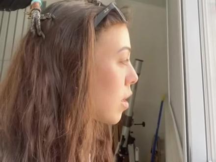 除了鹦鹉,原来乌鸦也会说人话,乌鸦不仅聪明而且还会打篮球 #乌鸦 #鸟类 #篮球 #动物世界