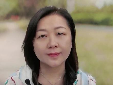 向太谈信托 制度管人,没人有资格躺平
大家都知道,向太是香港娱乐圈“大姐大”、中国星集团副主席,以雷厉风行和重情重义著称。 她从底层一路打拼,捧红过无数巨星。然而面对自己两个儿子,这位“铁娘子”却坦言教育失败,甚至发出了“制度管人,没人有资格躺平”的感慨:
向太明确说过:钱放进了信托基金,既不属于向佐,也不属于郭碧婷。
为什么?她坦言,两个儿子都容易被骗,财产给他们没多久就可能被人骗走。所以宁愿成立信托,每月给生活费,不饿死就行。
2025年底她更强调,没人有资格躺平。甚至考虑修改遗嘱,不排除直接传给第三代。
关于接班,她直言,上市公司不可能交班给儿子。子承父业基本不可能,能把钱留下来你就烧高香了。慈母多败儿,她五十多岁才明白。
对孙辈也有硬性要求:不能移民美国,否则取消继承资格。
核心一句话:不是不给你,而是你不能躺着拿。#信托#遗嘱#传承#继承#资产隔离#资产保护