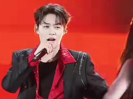 哈哈哈哈,跨年真的被午夜恰恰洗脑了,徐飞导演评价柯淳的表演:巨星,舞动起来了!哈哈哈哈哈,还说后悔没给昂威太子爷设计一段恰恰🫣@柯淳 #柯淳 #柯淳午夜恰恰 #柯淳跨年