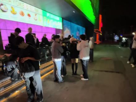 太阳下山就是信号 准时准点整点马尿#工体酒吧 #酒吧订台#最怕酒吧突然煽情 #Blink #抓手指