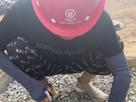 石子厚度都控制不好,必须重新铺,图纸要求非车行道10公分石子+10公分混凝土,碾压实度95%,车行道15公分石子+15公分混凝土,碾压实度95%,碾压密实度采用。一般采用标准贯入试验(SPT)和动力致密度试验(DMT)测密实度。必须严格要求施工质量。#道路施工 #施工现场实拍