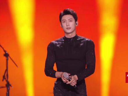 玫瑰窃贼实火了🔥 #黄景瑜 #湖南卫视跨年演唱会 #玫瑰窃贼 #柳爽
大家先了解下这首歌吧!尊重原创!别一上来就是芬德拉的歌之类的言论,也不是为芬德拉创作的!只是剧方把人家的歌拿来用了。这首歌柳爽21年创作的,民谣摇滚风,独立音乐的代表曲目,一开始在音乐圈就很火,22年信在天赐的音乐中翻唱,热度飙升,之后也是柳爽在各大音乐节上的保留曲目,“要么你来拥抱我,要么开枪处决我”的经典段落,也是在现场不断打磨测试,使歌曲的爆发力、感染力最大化。 25年被芬德拉使用,和短剧叙事内核高度契合,引发情绪共鸣,火爆出圈。且不说版权是不是存在先上车后补票的情况(毕竟上架后替换了飞儿乐团等很多)。这首歌柳爽表达的是以玫瑰的盛放与凋零为喻体,对理想主义消亡与重生的哲学探讨,是对普通人精神世界的关照,这首歌能火,也说明了创作的成功!向原创致敬🫡 别再一直cue芬德拉男女主,一律删!