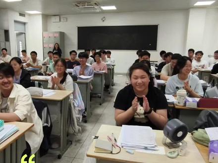 高考前的最后一次听力 这是专属于高三英语组的浪漫,青春的价值永远不止九磅十五便士,祝你一切顺利,不止高考。#高考加油 #高三 #用一路生花祝福高考