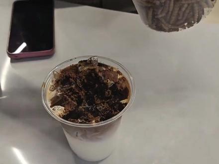 11月10日(发布)#北京 一博物馆推出#蟑螂咖啡,售价约40元一杯,上面铺满大麦虫,你敢尝试吗?#猎奇