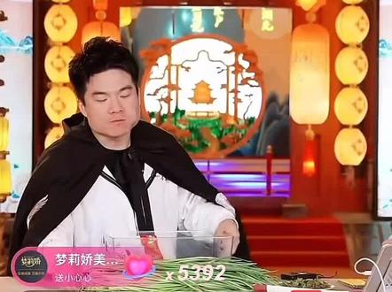 全网蒜苔梗源头找到了!
董宇辉在河南岳山河卖蒜苔
直言五斤蒜苔够全村人炫
温柔又心酸,格局直接拉满✨
#真实生活分享计划 #蒜苔
#董宇辉 #与辉同行河南行
#董宇辉拥有暖评最多的评论区