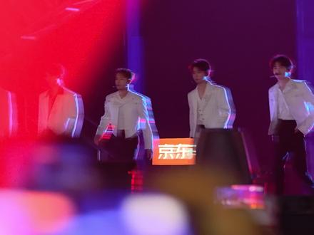 湖南卫视跨年演唱会现场实拍!!时代少年团&王嘉尔!!!
#湖南卫视跨年晚会 #湖南卫视跨年演唱会 #时代少年团 #王嘉尔 #神级现场