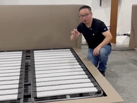 一招解决Alys悬浮床排骨架异响滑动的问题,我们的Alys悬浮床的排骨架是钢木结构的,支撑杆是碳素钢材料的,金属之间接触难免出现滑动和异响的问题,其实只需要贴上防滑垫片就解决了。#床 #悬浮床 #网红悬浮床 #Alys悬浮床 #Alys床