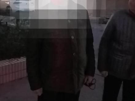 #虐猫心理 #猫咪日常 我真的很希望这个视频可以得到大家的帮助,我真的不想再看到有人虐猫了
本人在楼上的时候就听见楼下有争执,好像关于小区小猫的事情,因为我们家的小猫也是属于白天会放它到楼下自己跑跑的,对楼下的小野猫也非常的关心,没事会投喂一些,所以赶紧下去了解了一下情况
视频中的老人几个,声称小野猫影响他们的生活环境,而手持弹弓,用弹弓去打那些流浪猫,有一只经常投喂的小黑猫,因背部遭受他的弹弓攻击,导致皮肤溃烂,冬天还化了脓,楼上的好心阿姨,冬天带着猫去医院里做检查,才让小猫化解了这次危机。
本视频是在这些虐猫人士争执的一些片段,我还录了一点音,没发出来,视频中的语言较为激进,本人可能上升了一点点人身攻击,还请大家见谅,因为真的太生气了,如果有一些什么很冒犯的语言,我真的很对不起。但我真的不能原谅虐猫的那些行为
我真的真的很需要流量,让大家知道这件事情,我家小猫白天也会下楼玩,真的很害怕被这些虐猫人士打,真的很需要大家,去帮我曝光这些事情,但是我还没有别的方法去阻止他们这样虐猫的行为,所以只能通过拍视频,在网上曝光他,来获取一些帮助
我真的很希望大家能帮我,真的真的很需要