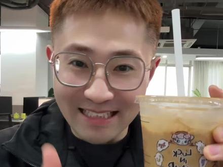 好家伙!瑞幸这个点法也太好喝了吧!完美复刻了小黄油美式的超绝隐藏喝法!没错,就是标准杯,备注全冰不加水,平盖打包,水加到黑线位置!真的太绝了吧!这个隐藏点法,参考博主@小抠林 #瑞幸咖啡 #瑞幸隐藏喝法 #瑞幸小黄油美式 #零食 #小黄油美式