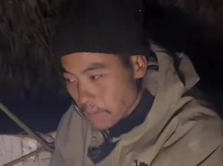 #荒野求生 刀疤哥知道娘家来人开心了