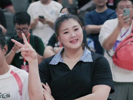 宫鲁鸣为啥淘汰刘禹彤?张子宇入选世预赛12名单:身高即正义? 2米26巨兽崛起!张子宇凭身高+潜力碾压刘禹彤入选名单。伤病+战术局限!刘禹彤落选背后的双重困境深度解析。宫鲁鸣的棋局:弃即战力选未来,张子宇成十年内线基石。双塔之争落幕:移动速度成关键,刘禹彤慢半拍憾别世界杯。#张子宇 #刘禹彤 #女篮 #女篮世预赛 #宫鲁鸣