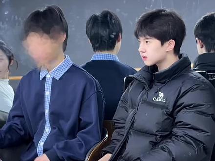 这位同学上课怎么这么萌 @刘君笑
#表演生