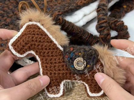 以梦为马,小马挂件教程出啦! 搭配托特包超级好看!针法也比较简单,就是短针+辫子针再加一点点耐心就可以得到一个可爱的小马挂件啦!#小马挂件 #钩织挂件教程 #钩针教程 #包包挂件