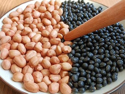 黑豆和花生这样做,比吃补药还补,我家一周吃7次,头发黑睡眠好
