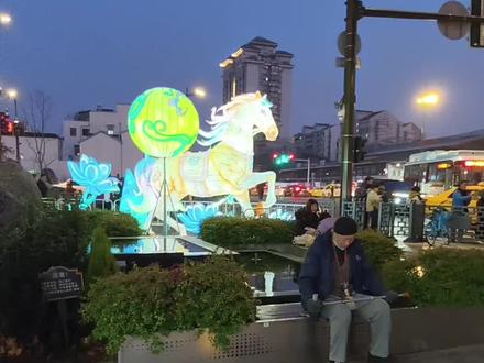 学会这几招,手机也能拍出春节大片!
1⃣️别再傻傻仰拍花灯啦! 蹲下来,用倒影拍出氛围感
2⃣️ 走到远处,用前景抓拍故事感
3⃣️遇到巡游,低角度仰拍更有冲击力
4⃣️三张横图拼一起,电影感直接拉满!
📍拍摄地:南京熙南里
🏮主题:过个金陵文韵年 年俗+非遗+戏曲,近百场活动带你找回记忆里的年味!
#过个金陵文韵年 #约在熙南里 #新年拍照 #灯会 #南京拍照