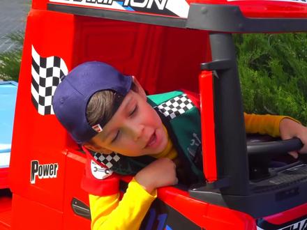 萌娃玩具动画:萌娃开动大卡车,帮忙救援汪汪队阿奇的警车玩具!