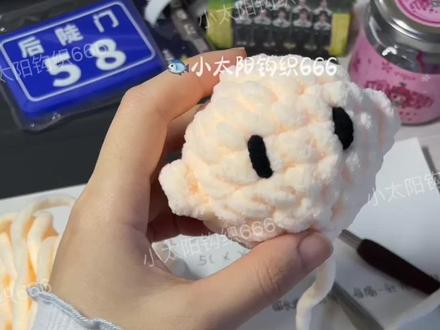 冰条线团子头视频钩织教程|十分钟软fufu
谁能拒绝一个软乎乎的冰条线团子头啊!!10分钟get同款~
准备材料
肤色冰条线、6mm钩针、填充棉、缝合针、记号扣、剪刀
详细教程(提示:详细看视频)
1. 主体1-4圈:环形起针
5X→5V→5(X,V)→5(X,V,X),每圈引拔连接后,起立针的线圈一定要拉紧!不然针目会松散,后续钩织容易歪形;同时第一针以及最后扣记号扣,避免数错针目。
2. 5-7圈:不加不减20X,钩的时候保持手势力度均匀。
3. 第8圈:10A减针,最好是用挑外半针的方式减针。
4. 塞棉+收尾:收尾时每隔一针挑外半针(只穿外侧线),拉长线时慢慢拽,防止线断。
5. 耳朵:环起3X后直接断线留长线,缝合时对齐团子头两侧。
6. 眼睛中间隔3针缝合,放上去反复调整位置和角度。
额外提醒
最重要的一点 钩织一定要买一根好的钩针还有好的线材不然很涩很涩
第一次拍教程类的视频哈哈哈
欢迎评论区晒出你们的成品呀!
#钩针编织 #毛线钩织 #冰条线 #钩针 #钩织教程