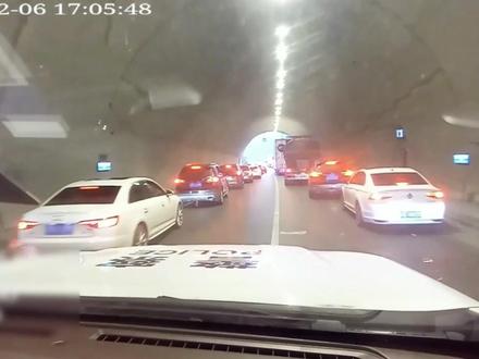 危重病人紧急送医,交巡警开道护送;并对违规占用应急车道的车辆驾驶人进行了现场处罚。 #政媒原创作者联盟