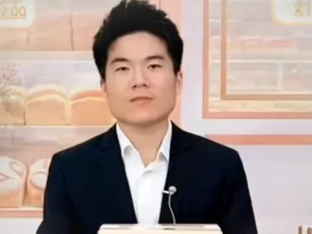 哈哈哈!董宇辉定制吐司首发这场直播,简直是大型相爱相杀现场。六七分钟二十万单秒空,服务器被挤到宕机,没抢到的朋友在弹幕里集体“发难”,直言看到他就生气,硬是把人“赶”下了播。。。他全程陪着笑检讨,态度诚恳又委屈,像个做错事的孩子,一遍遍说着抱歉。可那些看似“愤怒”的抱怨里,藏着的全是藏不住的信任与偏爱。就像他说的,自己本是平凡之人,是大家的偏爱为他渡了金身,这份热情从不是冲着产品,而是源于一份跨越屏幕的认可。。。有人抢不到仍在弹幕里叮嘱他按时休息,有人晒出订单却被他“吐槽”拉仇恨,热热闹闹的背后,是最动人的双向奔赴。没有刻意的迎合,只有真诚的歉意与牵挂,把一场抢货风波,变成了温暖的情感共鸣。。。最好的陪伴,就是这样一边“吐槽”,一边坚定地站在你身边,把每一份偏爱,都变成彼此前行的力量。。。#董宇辉 #董宇辉拥有暖评最多的评论区 #董宇辉直播名场面 #有趣的灵魂 #偏爱和例外