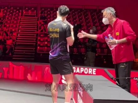 #新加坡wtt大满贯 #陈梦 昨晚的Singapore Smash 太震撼了,全场爆满,座无虚席!票买的太值了!每场都打满决胜局!这几天也是去现场看了不少场比赛,对陈梦印象太好了!她真的是超级有礼貌而且会微笑着用眼神去回应每一个球迷哦!所以网络上还是友好一点吧!运动员真是太辛苦了,我在现场坐着看完14局~到家都累的筋疲力尽更何况在赛场上的运动员呢!视频加了一小段阿鲁纳赢球的片段,为什么加呢?因为从头到尾都是他一个人来比赛,没教练没队医,竞技体育精神值得尊敬!最后为什么加了我几张照片呢?因为我自恋买了那么多张门票花了那么多钱不放一两张太对不起money了!😅(随便剪辑了一下这几天的视频还有照片,拍的太多了没有好好整理,等有时间再认真剪辑一下整个大满贯吧!各位先将就看吧!昨晚太迟回家了今天要继续补觉了😴)