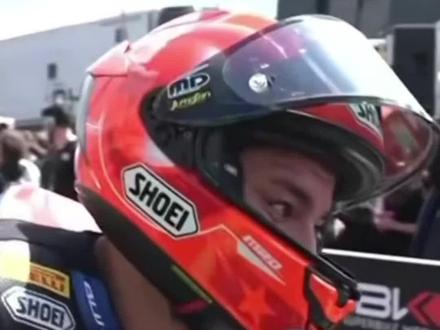 61号车手:我真的燃尽了 #WSBK #张雪机车 #瓦伦丁德比斯 无奈地摇了摇头
