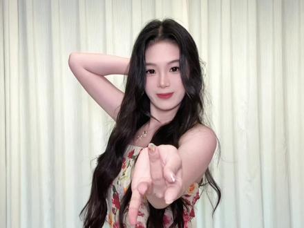 四胞胎终于凑齐一起拍珠满摇啦~ #珠满摇舞蹈挑战 #鞠婧祎 #走位 #一人分饰多角 #抖音潮流舞蹈大赛 (yc走位@百事小仙 )