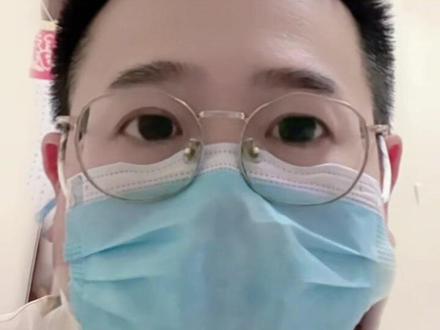 #真实生活分享计划 澳门老利@澳门老利 根本不是赌徒,他才是澳门最精明的生意人!
经常刷到他的都知道,早期靠和老炮互怼快速涨粉。
但他真正的收入,全是生意思维。
核心靠娱乐城中介返佣,带客户按流水拿提成,积分福利还能折现。
再就是合财合作,少出钱多分利,代打赢了抽成,风险全在客户身上。
直播打赏只是打底,重点是把线上粉丝导到线下,转化高净值客户。
再配上酒店、接送、奢侈品一条龙服务,既变现又方便谈合作。
但这种模式踩在合规红线上,普通人千万别跟风入局。