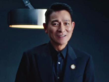刘德华全新献唱的非凡大师品牌主题曲《非凡》及同名MV今日已全网正式上线!
#刘德华非凡#刘德华新歌登场 #
“人生的路越简单,越不简单,为一件事过万重山,挥毫几十载,写两三个答案”,搭配华仔沉稳又有层次的声音质感,越听越上头。已经开启单曲循环模式,年末听歌报告这首一定榜上有名。