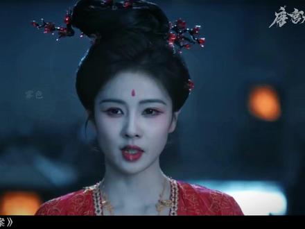 李佩仪孤身卧底妓院被沉湖!朝中大官竟是变态客,萧怀瑾火速救援 #唐宫奇案 #青雾凤鸣 #电视剧解说 #白鹿 #王星越 李佩仪为救被拐宫女,假扮妓女潜入绣红楼红帐,竟遭遇戴面具的变态客人——抽打羞辱后,对方面具脱落,赫然是朝中四品官卢正廉!身份暴露的她被管家蒋廷威绑石沉湖,幸得内谒局及时赶到救起。
萧怀瑾凭车辙追踪被转移的姑娘,李佩仪则强忍伤痛,发现自己的伤口与含笑尸检痕迹相同。审讯中,卢正廉以“整晚在燕子楼争吵”为由脱罪,皇帝迫于十几位大臣请命,下令放人。
然而,当李佩仪与萧怀瑾找到证人柳莺儿,对方坚称卢正廉整夜相伴时,萧怀瑾却听出关键破绽……谎言背后,究竟是谁在掩盖绣红楼真正的贵客名单?李佩仪赌上性命换来的线索,能否撕开这座连接宫廷与妓院的黑暗帝国?