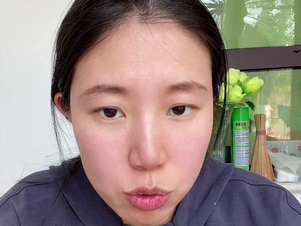 【光脚娃足弓更强?🔥颠覆认知的足部发育真相!】
👣足弓发育关键期:
0-7岁生理性扁平足别焦虑!小肉脚自带外翻buff
足弓黄金发育期=千万次光脚探索
肌肉韧带越练越强💪拒绝当温室小jiojio!
👟选鞋避坑指南:
❌硬底鞋:限制前掌弯曲=骨骼代偿
❌厚底鞋:隔绝地面感知=肌肉摆烂
❌踩屎感鞋:过度减震=足弓变妈宝
(市面90%童鞋都在坑娃!)
👶🏻亲测有效!我儿子的足弓逆袭故事:
1岁半确诊严重扁平足👣→2岁半轻微扁平足
365天光脚战士秘籍:
🌞三季赤足侠/❄️冬季半裸足
👟唯一指定战靴:0束缚宽楦裸足鞋
(重度踩坑后自己打版的神器5月见!)
📸对比图直击:从肉饼脚→初见足弓线
让孩子用脚掌感受世界🌍才是最好的矫正器
#科学育儿真相 #宝宝足部发育 #光脚好处 #母婴避坑指南 #扁平足