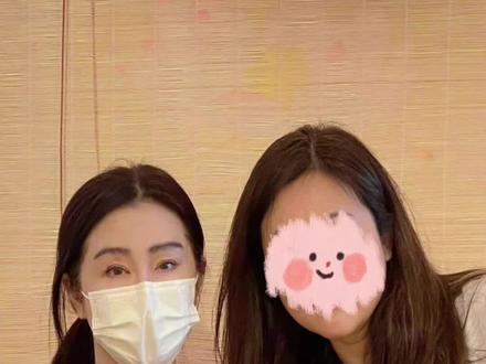 网友探店王祖贤艾灸馆,并与其合影 #娱评人吴清功 #王祖贤