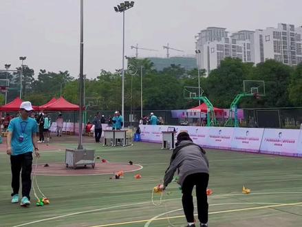 替大家试过了,差点砸自己,真的难投~#高杆绣球 #广西壮族自治区第十三届学生运动会#比赛现场 #绣球