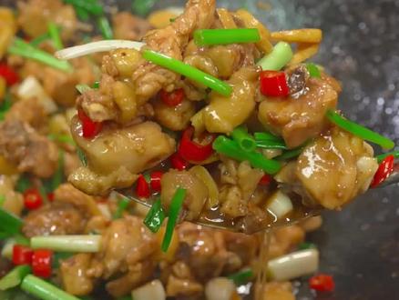 炒肉丝怎么炒得又嫩又好吃 4fd728de26cdb35e8fafe7bd4fa7ba52~tplv-dy-resize-origshort-autoq-75:330.jpeg?x-expires=2016471600&x-signature=11P8H2VGBBXOnFA1K4Nx24VqRxo%3D&from=3213915784&s=PackSourceEnum_AWEME_DETAIL&se=false&sc=cover&biz_tag=pcweb_cover&l=202311280342430E3D7A118CABB438372A