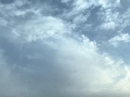 第五十六篇
一、 出处:龙树心髓,中观明灯
此句出自大乘佛教中观学派奠基人龙树菩萨的划时代巨著——《中论》(《中观论》)。更具体地说,它是书中著名的“三是偈”(或称“三谛偈”)的核心浓缩。原偈为:“众因缘生法,我说即是空,亦为是假名,亦是中道义。” 这句话如一颗璀璨的明珠,镶嵌在中观思想的王冠上,是理解大乘般若空性智慧与中道实相的关键钥匙。
二、 义理:空·假·中——缘起实相的三面一体
这句话精妙绝伦地揭示了一切现象(“众生因缘法”)的本质,包含三个不可分割、相辅相成的层面:
1. “我说即是空” (空谛 ):
核心: 一切事物皆由因缘和合而生,依赖种种条件而存在。正因为其存在完全依赖于他者,本身并无独立、永恒、不变的自性(自体)。
比喻:如云聚而成形,依赖水汽、温度、气流,并无“云”的固定实体;如波浪依赖海水与风,并无“波浪”的独立自性。
义理;此“空”非顽空、断灭空,而是缘起性空**,破除我们对事物有实在、永恒、独立本体的执着(我执、法执)。这是对实相最深刻的洞察。
2. “亦名为假名” (假谛 / 俗谛 )
核心; 虽然事物本质是空,无自性,但在缘起和合的当下,它们并非不存在,而是以相对的、暂时的、依赖条件的形态显现。为了认知和交流,我们赋予它们概念和名称(假名安立)。
比喻; 云虽无实体,但此刻我们看到它、称之为“云”;波浪虽无独立自性,但此刻它拍打着海岸,我们称之为“波浪”。镜中花、水中月,虽非实有,但影像宛然。
义理: 此“假”非虚假不实(不是不存在),而是缘起如幻的有。它承认现象在世俗层面的相对存在与作用,避免堕入虚无断见。这是对世间现象功能的承认。
3. “亦是中道义” (中谛 - Madhyamā-pratipad):
核心:“空”与“假”并非割裂对立的两极。“空”是“假”的本质,“假”是“空”的显现。不偏执于绝对的“实有”(常见),也不偏执于绝对的“虚无”(断见),超越两边,圆融无碍地把握缘起现象“即有即空,非有非空”的实相,即是中道。
义理: 这是最高的真理(胜义谛)。它揭示了真空妙有的不可思议境界:正因为性空,所以才能缘起万有;正因为缘起万有,才证明其性本空。空有不二,即是中道实相。
三、 现实修行指导:在生活中体悟中道
此偈不仅是深邃的哲理,更是照亮修行