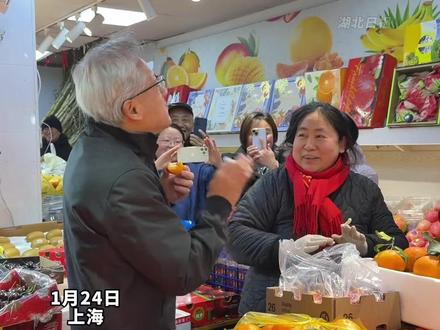 英伟达CEO#黄仁勋现身上海菜市场被围观,在水果店吃吃吃不停,送店主签名红包。#黄仁勋 (剪辑:鲲鹏)