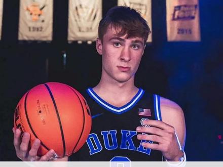 从1打到5,跳级也是全美第一,美国最强白人高中生球员。 #库伯弗拉格 #NBA #卡梅隆布泽尔