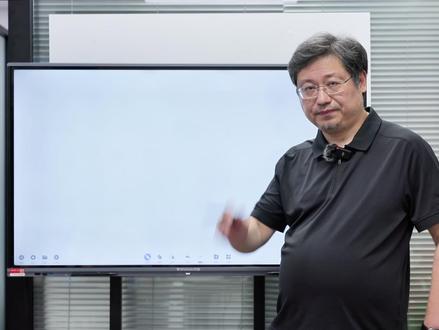 以色列攻击伊朗核设施事件解读 #杨华老师 #品牌出海 #市场分析 #以色列 #伊朗
一、核心事件
以色列轰炸伊朗核设施,致多名革命卫队领导及核专家身亡,引发中东及国际社会强烈反应。
二、冲突背景
中东矛盾:什叶派与逊尼派宗教冲突、地缘利益争夺长期存在。
伊朗核问题:以色列已拥核(未公开),伊朗长期寻求核能力,全球担忧中东核扩散。
美伊关系:2015 年核协议后,美国多次退出 / 恢复制裁,2025 年谈判仍停滞。
三、以色列攻击动机
时机:趁美伊核谈判未重启,以 “伊朗违反核不扩散条约” 为由发难。
战略目标:摧毁伊朗核设施,阻止其短期内拥核(以方称伊浓缩铀丰度达 83.7%,两周可造核弹)。
拖美国下水:通过激怒伊朗报复,迫使美国介入中东事务。
四、伊朗核设施防御与受损情况
地下设施:纳坦兹核设施(地下 8 米)被破坏,福尔道核设施(地下 90 米岩层 + 装甲)仅轻微受损。
风险:攻击核设施可能引发放射性污染,国际原子能机构暂未发现泄漏。
五、冲突现状与后续走向
双方反击:伊朗用无人机、导弹攻击以色列城市,以军反导系统启动。
局限:以伊不接壤,攻击依赖远程武器,双方均难持续高强度对抗。
国际反应:美俄中等呼吁停火,阿拉伯国家谴责以色列,黄金、石油价格因局势动荡上涨。
六、关键背景
伊朗军事体制:革命卫队(宗教武装,掌控导弹、无人机)与政府军并存。
美国困境:国内矛盾激化,俄乌战争未决,不愿深度卷入中东冲突。