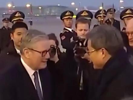 英国首相斯塔默抵达北京 开启4天访华行程