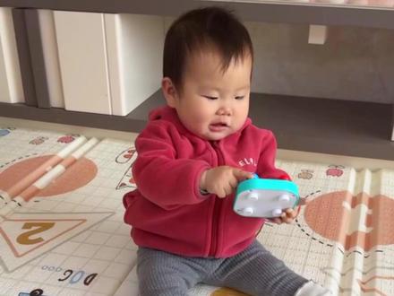 千万不要给宝宝准备这个忙碌板!!! 不然你会发现宝宝会一直专注玩,一个小时不带理你的~彩虹配色,色彩鲜艳,特别吸引宝宝;而且有七块万一,超绝性价比~包装也很好看,不管是送人还是自留都可以~#宝妈推荐 #手眼协调 #益智游戏 #宝宝忙碌板评测 #儿童礼物