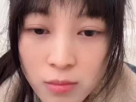 开播十分钟,在线10万人,获得全网关注的“呆呆妹的”再次开播,依然热度不减,粉丝大哥们带着冲动而来,手里的“华子”都快攥不住了,一看竟然把礼物打赏功能给关闭了,想刷都刷不了,公屏不停喊着把礼物打赏功能打开,呆呆妹竟然回了一句,谢谢大家,不知道怎么打开,就不打开了。
或许对于很多人来说这是泼天的富贵,这是赤裸裸的诱惑,对于呆呆妹来说能够做到这一步更是考验。
呆呆妹也回应了几个网友关心的话题,一个是年龄,她是91年,今年也不小了。另一个就是她依然是自己,不改本色,没有签约任何公会和公司。
她的热度能够走多远?评论区说一下吧。@呆呆