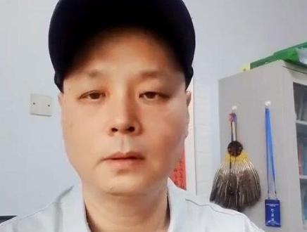 河南高考15年,那一年的题目最难? 到今天中午,2025年度高考数学和物理的考试已经结束,很多考生的感受是苦笑不得,我专门请教了几个历年参与高考阅卷的高中一线数学和物理老师,他们的普遍感受是,难度相对比较适中,后边的大题确实有区分度,做为选拨性考试,这个属于正常。
其实,高考题目的难易程度对考生的影响总体不会太大,毕竟大学录取看的是全省的排名,但从个体的角度出发,题目的难易程度对不同层次的学生确实会有一定的影响。
盘点河南高考15年,我们用理科600分的全省排名,会非常直观看出来那一年题目最难。2013年理科600分是全省2561名,是最难的一年。2012、2017、2015难度也不低,近几年最难的应该是2022年,理科600分是全省的15216名,就是传说中数学发了两张草稿纸,一张用来擦泪,一张用来演算。这15年最简单的就是2020年,理科600分,排到了全省44162名,那一年,很多家庭查完分数欢呼雀跃,但公布位次表之后,大家都一声叹息,真的有坐过山车一样的感觉。
总体看,近几年的考试难度是低于前几年的,但区分度依然是存在的。所以,你高考那一年,题目难不难?#河南高考 #2025高考 #高考数学和物理难度