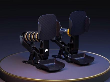 fanatec新产品公布了
#fanatec #赛车模拟器 #赛车游戏 #gt7 #iRacing Fanatec刚刚在2025SimRacingExpo上推出了两款备受期待的旗舰产品:全新Podium DD基座和期待已久的Podium踏板。新基座拥有25 Nm的稳定保持扭矩和33 Nm的峰值过冲,支持fullforce(目前只有iracing和即
将发售的Project motor racing 支持。新踏板力校准为150公斤,并由额定力超过200公斤的定制测力传感器提供支持。另外Fanatec还将提“Podium
Pedals Formula”版本。这是一款双踏板套装,采用碳纤维踏板面和后跟杯,并附带可选的防滑胶带,以增强摩擦力。
两款产品都将于2026年第一季度推出。