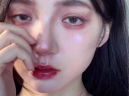 我弟说如果她女朋友画这个妆,吵架他扇自己#心碎失恋妆挑战 #妆容教程 #化妆 #emo #情绪 @DOU+小助手