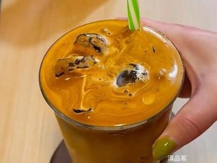 自己在家几毛钱复刻瑞幸小黄油拿铁! 这个方法做出来的小黄油拿铁太好喝啦#咖啡饮品 #diy咖啡 #小黄油拿铁 #冻干咖啡 #农科院