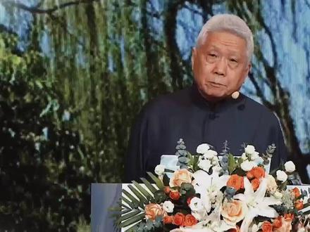 北京话的吞音
吞音是北京话的独特语言特色,熟人之间聊天儿常会吞音,生人交谈则极少出现,这一特点也可以分辨彼此关系的远近亲疏。
