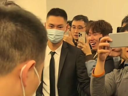 蔡徐坤深圳腾讯TME扫楼·为新专辑《KUN》造势
时间:2026年2月10日(北方小年)下午
地点:深圳腾讯音乐娱乐集团(TME)总部大楼
核心目的:为2月6日发行的同名新专辑《KUN》 线下宣发、联动核心音乐平台
✅ 宣发亮点(零预热+精准突袭)
- 零宣发突袭:仅提前15分钟内部通知,无官方预热,靠真实人气引爆现场
- 精准场景:TME(QQ音乐/酷狗/酷我)是专辑核心发行渠道,扫楼=深入合作方腹地做推广
- 事件破圈:现场挤爆楼梯、电梯瘫痪,男粉应援超六成,话题登顶全网热搜
- 沉浸式互动:亲手派发《KUN》定制小卡/周边(含数字专辑兑换码),温柔握手、击拳、解围合影
🎵 新专辑《KUN》信息
- 11首原创曲目,主打《Colder》(冰岛废土美学MV)
- 同步登陆印尼电台,海内外联动传播
- 扫楼+线上+海外,形成低成本高传播的立体宣发#蔡徐坤 #kun #蔡徐坤直播 #蔡徐坤新歌 #ikun