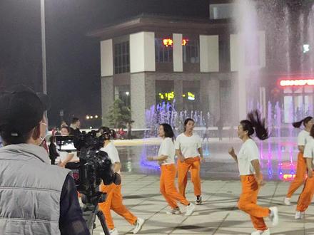 海洋乡杏福广场,好多美女跳舞